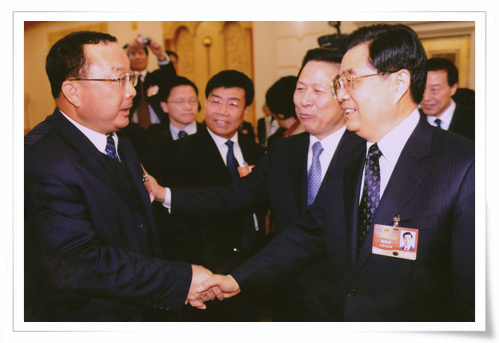 在十一屆全國人大會議上，時任中共中央總書記胡錦濤親切接見集團創始人劉慶年